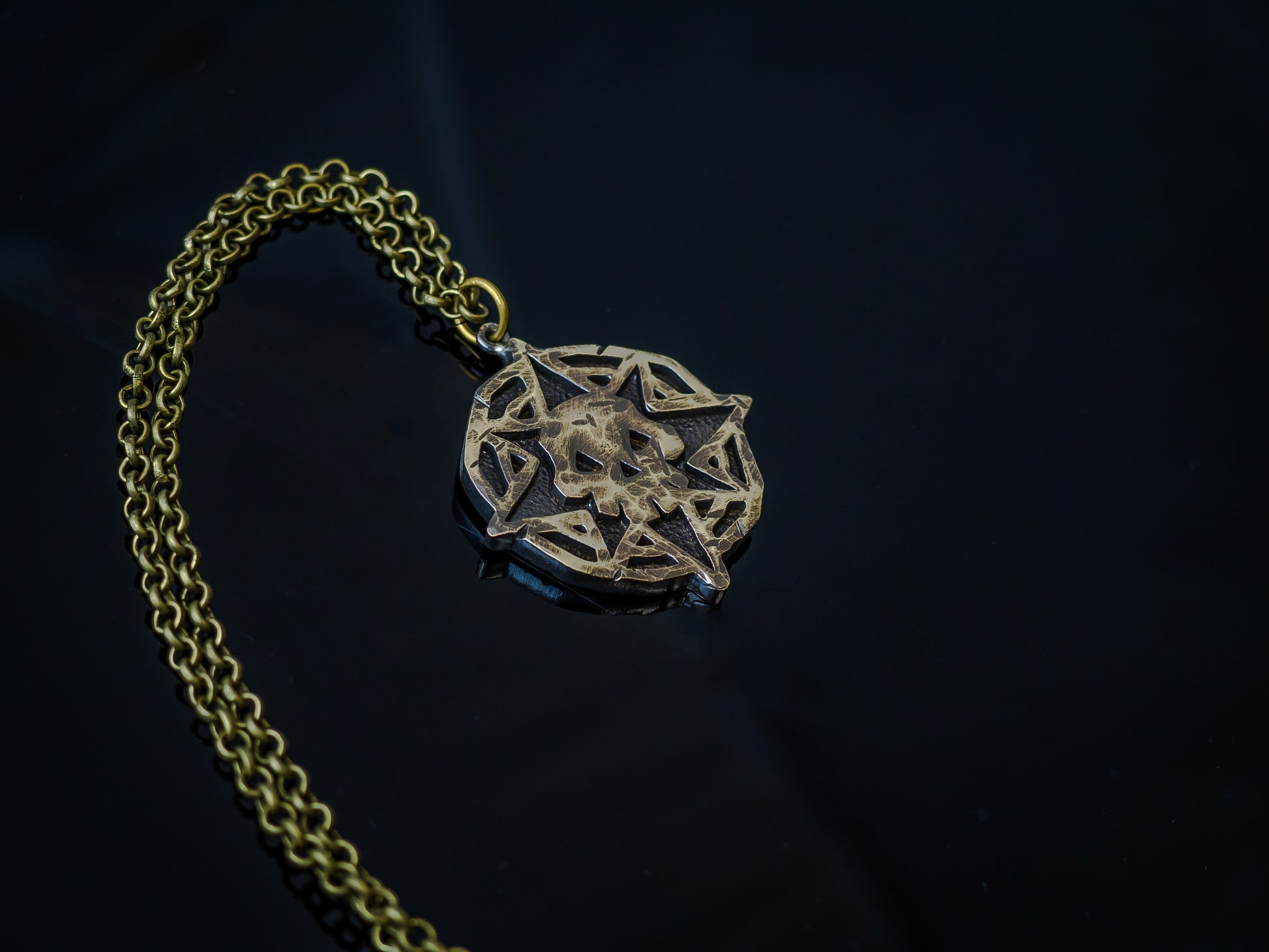 Sea of Thieves Vanguard Pendant - image 2